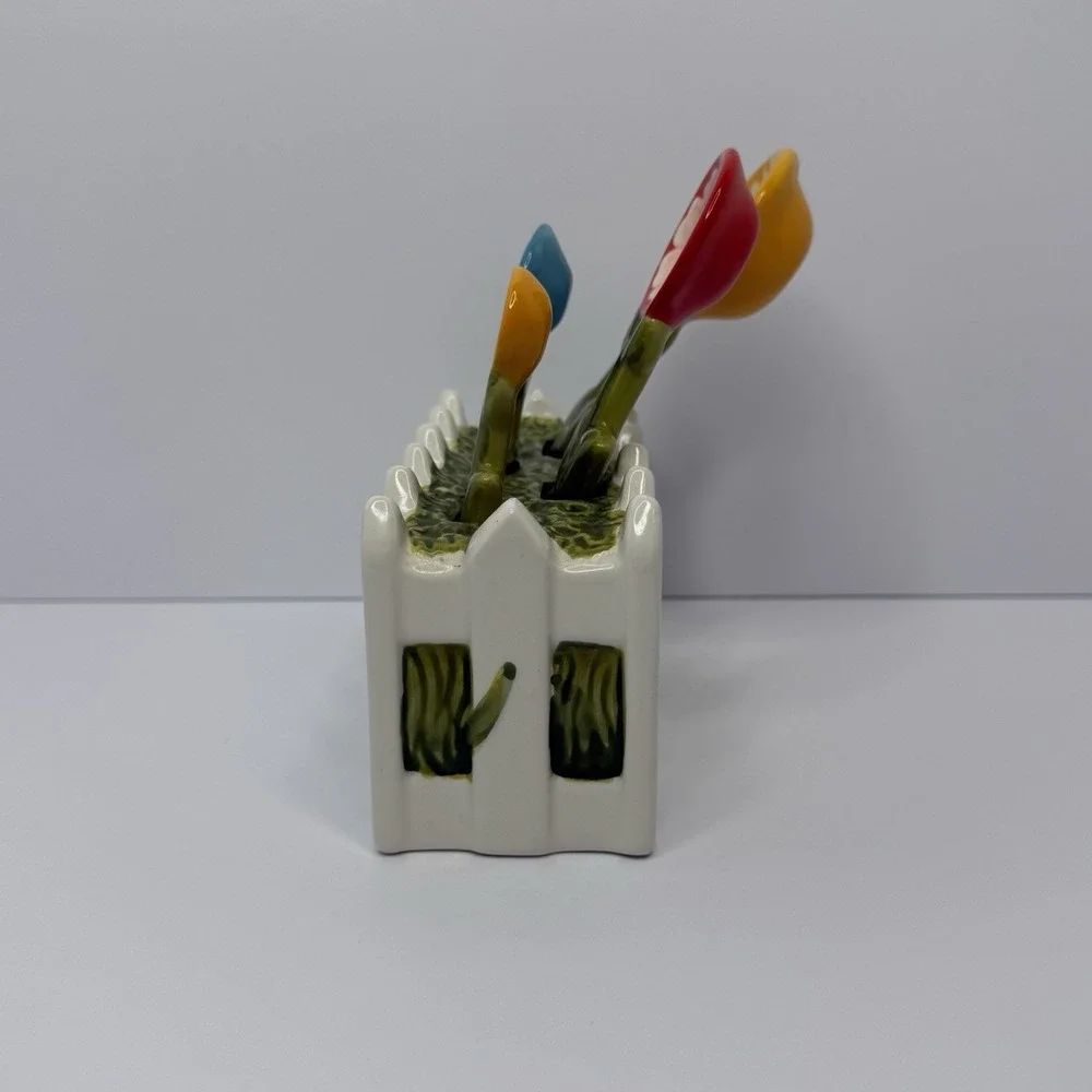Temp-tations By Tara Gingham Gardens Measuring Spoon Holder and Spoons Ceramic